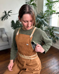 Apron bib kangaroo pocket. 